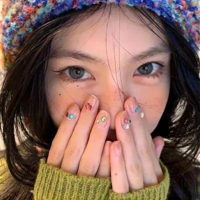 庇护棕榈树下